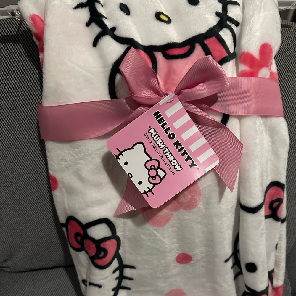 Hello Kitty Daisy Throw Blanket